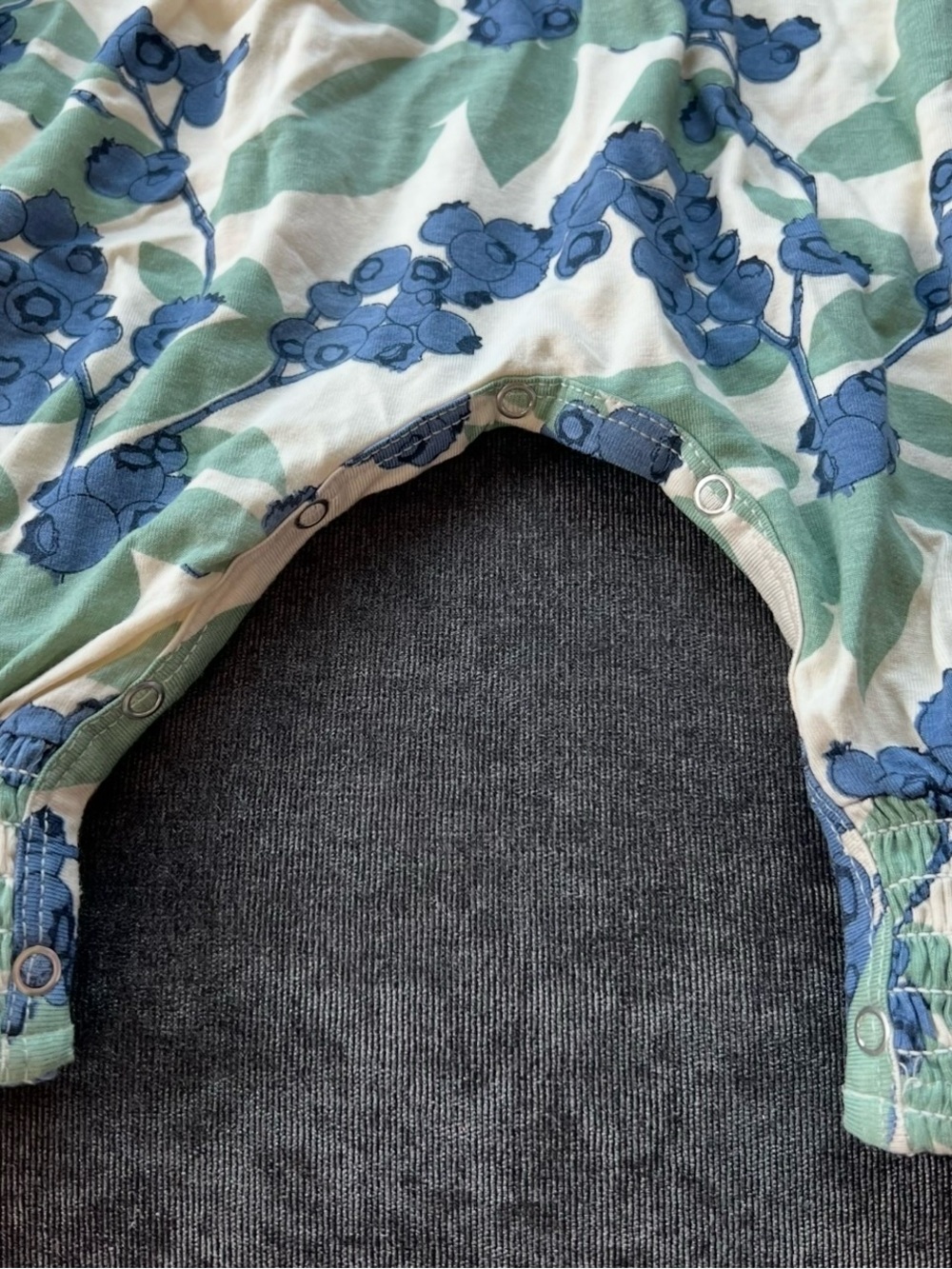 NWT Kate Quinn Bamboo Smock Tie Jumpsuit in Blueberry Orchard Size 12-18 Months - Picture 4 of 5